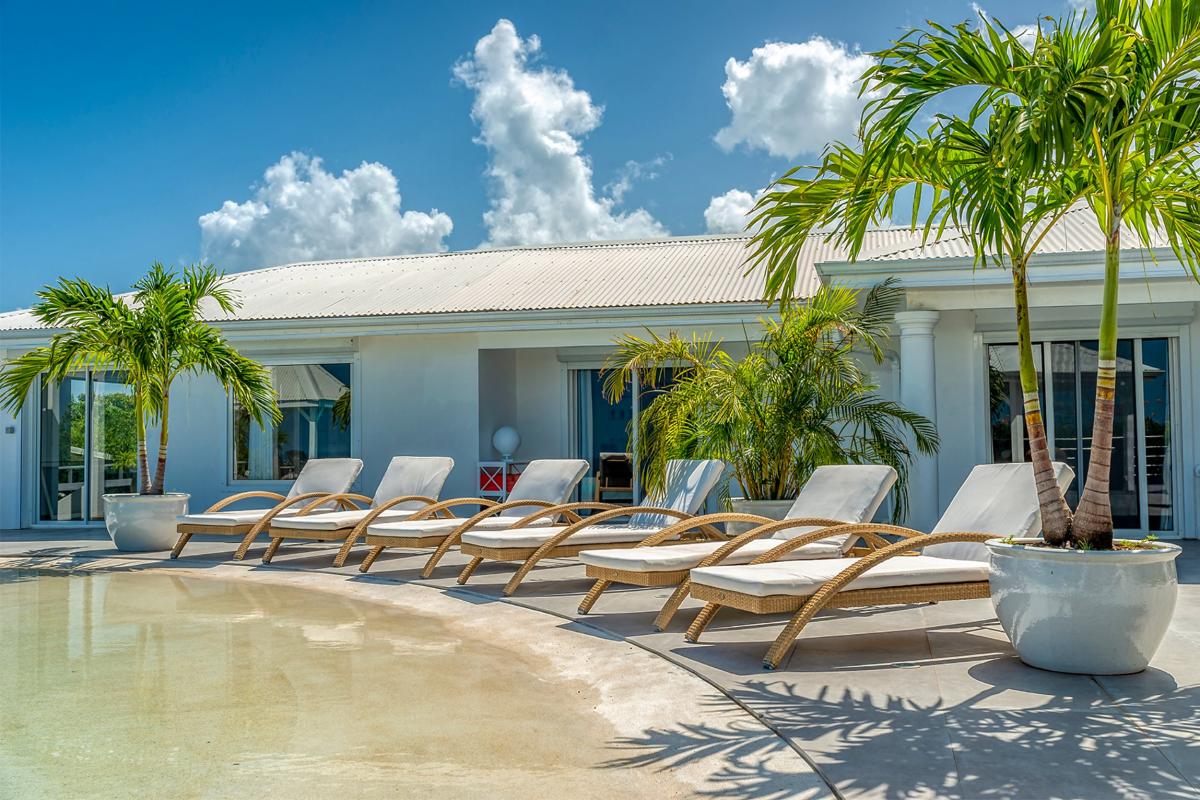 Luxury Villa Rental St Martin - Pool loungers